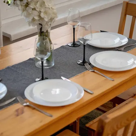 Διαμέρισμα Spacious For Friends With Balcony & Workspace By Renters