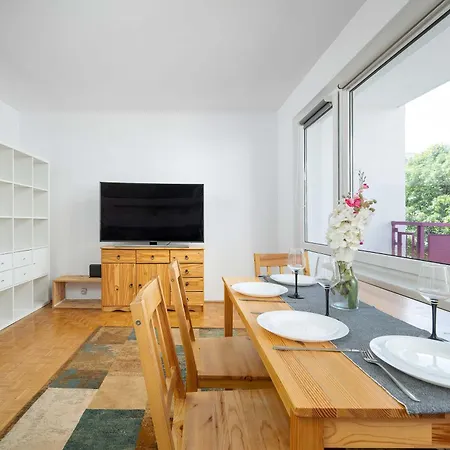 Spacious For Friends With Balcony & Workspace By Renters