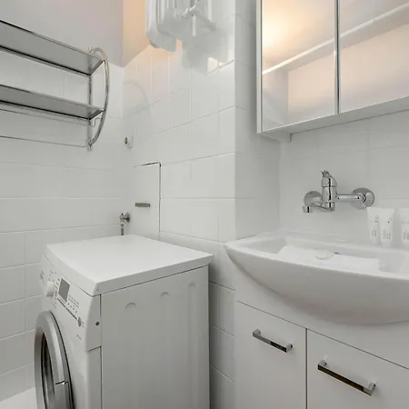 Spacious For Friends With Balcony & Workspace By Renters Apartman *