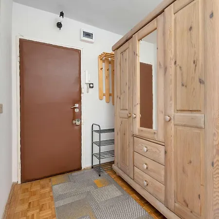 Spacious For Friends With Balcony & Workspace By Renters *
