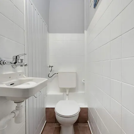 Spacious For Friends With Balcony & Workspace By Renters *