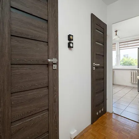 Spacious For Friends With Balcony & Workspace By Renters